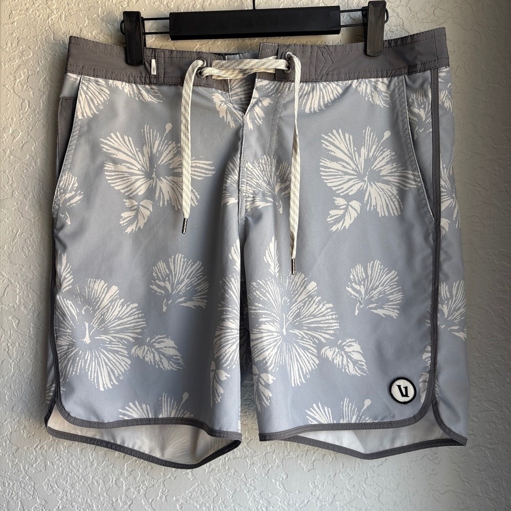Vuori Cruise Mens 30 Boardshorts Blue Hibiscus Floral 7" Inseam V314